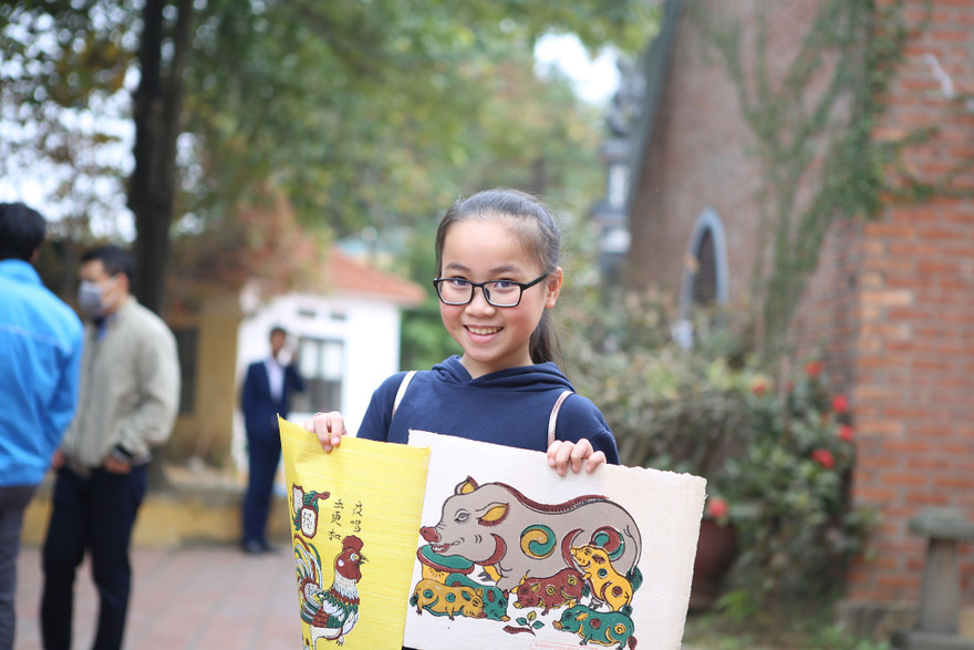 Các em thiếu nhi tham quan làng tranh Đông Hồ