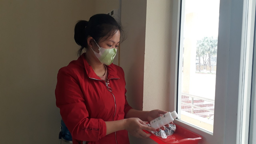 Nhà trường trang bị chai dung dịch khô để học sinh rửa tay trước khi vào lớp học