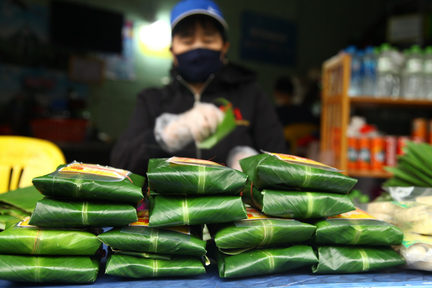 Người làm bánh phu thể ở Đình Bảng vào vụ Tết