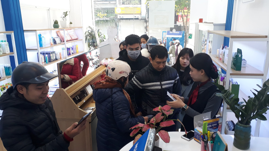 Nhiều người dân đến nhận khẩu trang miễn phí