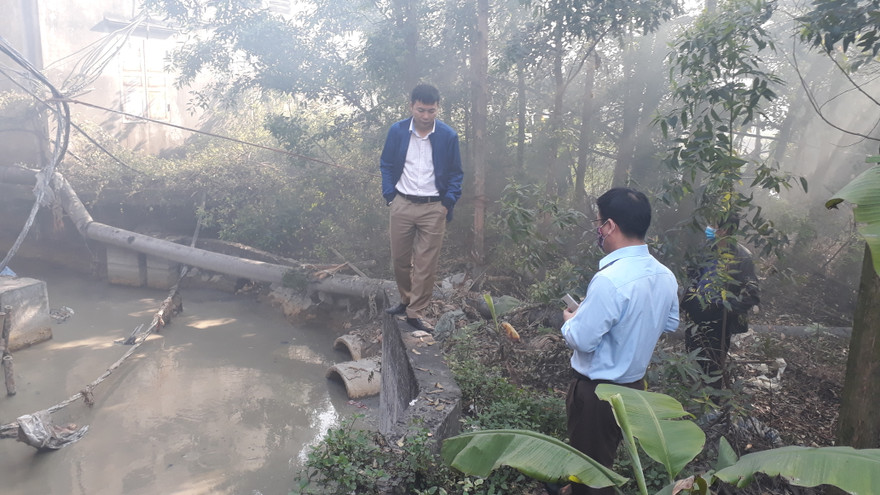 Cán bộ sở Tài nguyên và môi trường tỉnh Bắc Ninh và Bắc Giang kiểm tra cống nước thải làng nghề Phong Khê