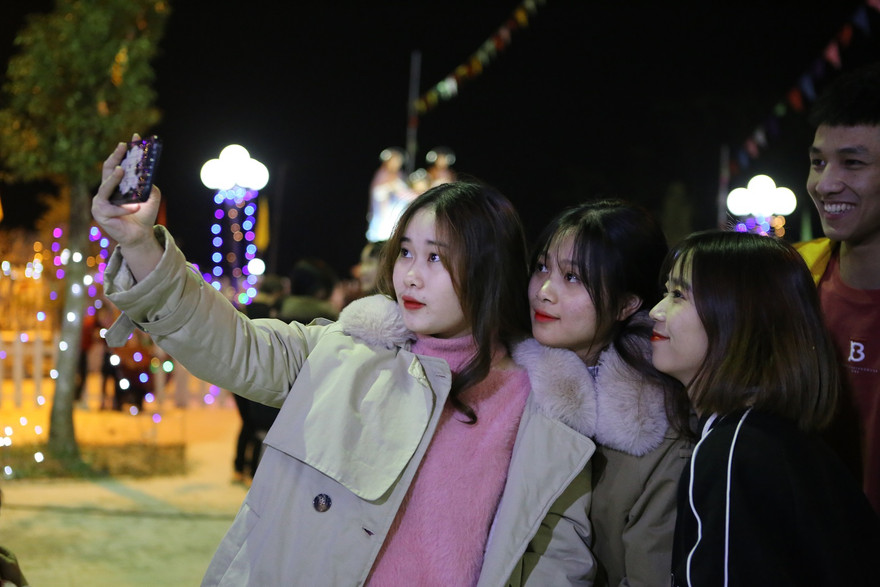 Các bạn trẻ hào hứng đón giáng sinh tại nhà thời ở giáo xứ Lục Hạ