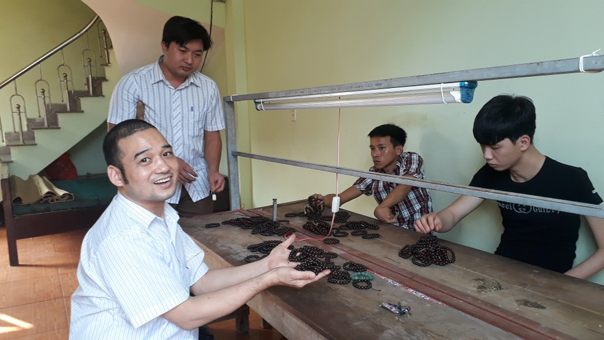 Các thành viên của tổ nghề người khuyết tật vui vẻ làm việc