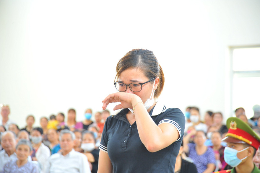 Chị H khóc tại phiên tòa khi kể lại sự việc