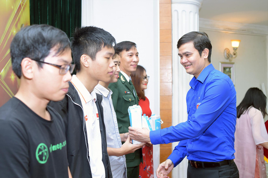 Bí thư Thường trực T.Ư Đoàn Bùi Quang Huy tặng quà cho các Gương mặt trẻ Việt Nam tiêu biểu năm 2020. Ảnh: Dương Triều