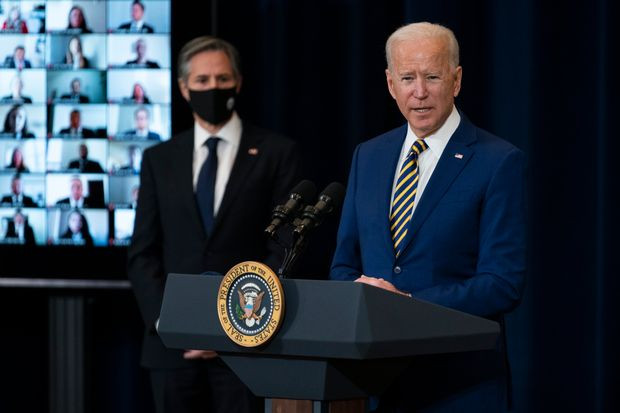 Tổng thống Biden, bên cạnh là ngoại trưởng Blinken, nói chuyện với các nhân viên Bộ Ngoại giao Mỹ. Ảnh: WSJ 