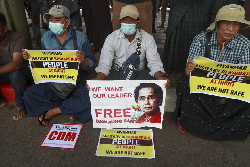 Biểu tình ở Yangon đòi trả tự do cho bà Suu Kyi Ảnh:AP 