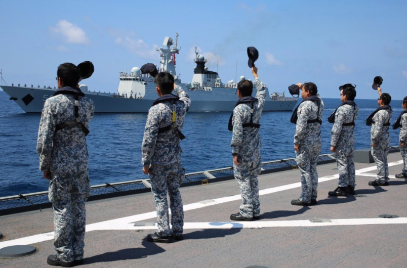 Lính hải quân Singapore vẫy chào một tàu khu trục Trung Quốc đang rời đi sau một đợt tập trận chung. Ảnh: Xinhua