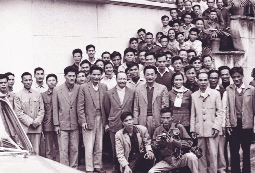 Tổng Bí thư Trường Chinh gặp gỡ cán bộ, phóng viên báo Tiền Phong tại 15 Hồ Xuân Hương, Hà Nội