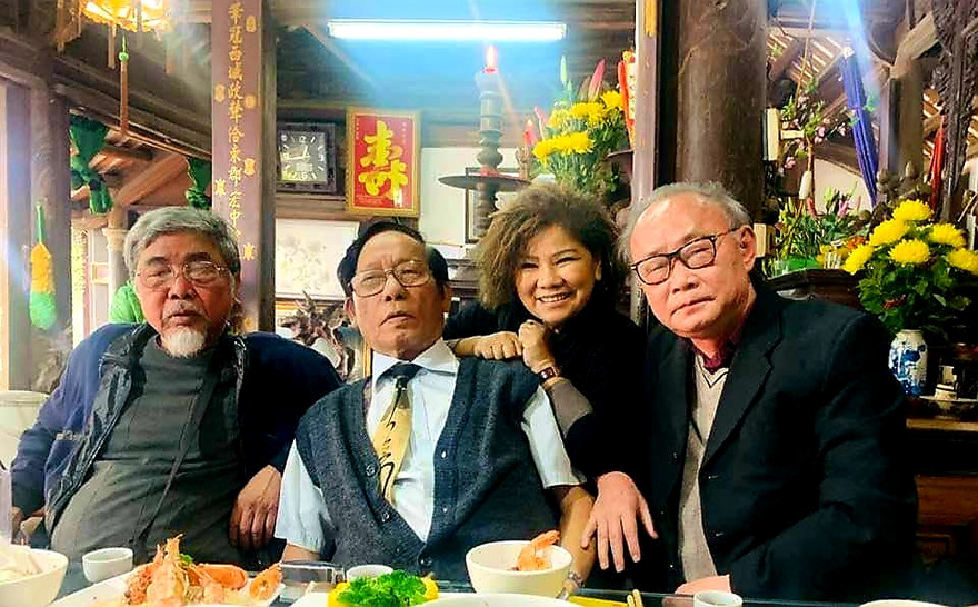 Nhà văn Ngô Thảo với bạn văn