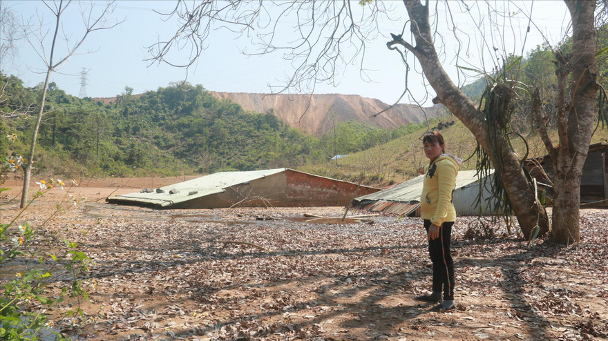Bà Nguyễn Thị Toàn bên ngôi nhà bị vùi lấp đến nóc 