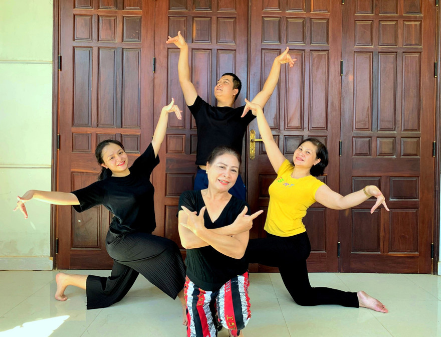 NSND Đinh Xuân La dạy lớp trẻ các điệu múa