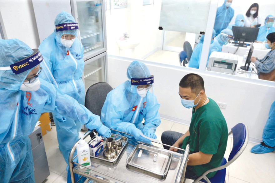 Chuẩn bị tiêm vắc-xin ngừa COVID-19​cho nhân viên y tế. Ảnh: Như Ý 