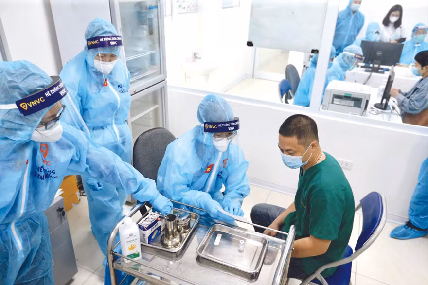 Chuẩn bị tiêm vắc-xin ngừa COVID-19​cho nhân viên y tế. Ảnh: Như Ý 