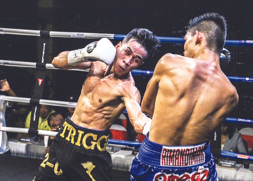 Võ sỹ Trần Văn Thảo (trái) ấp ủ kế hoạch tranh đai vô địch IBA thế giới 