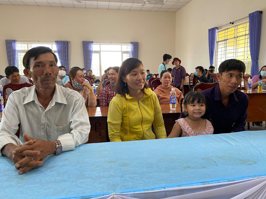 Gia đình anh Bùi Minh Lý (ngoài cùng bên phải) tại buổi xin lỗi. Ảnh: Tân Châu 