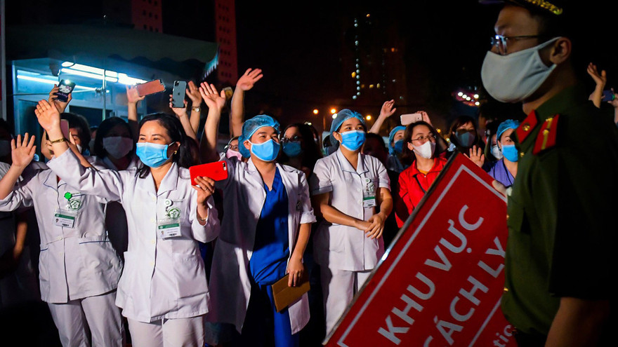 Tuy có vắc-xin song người dân vẫn phải duy trì “5K” để bảo vệ mình và góp phần chống dịch. Ảnh: Hoàng Mạnh Thắng