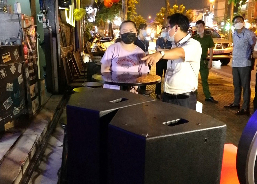 Lực lượng chức năng quận Bình Thạnh nhắc nhở quán nhậu mở nhạc quá lớn 