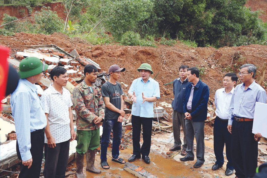 Đồng chí Bùi Văn Cường (đứng giữa), Bí thư Tỉnh ủy thăm vùng thiệt hại do mưa lũ 