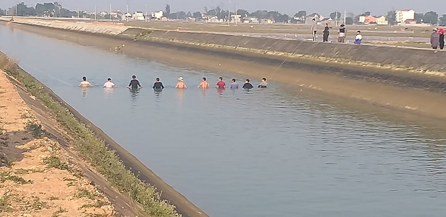 ​ Mái kênh bờ sông Ðào phủ rêu xanh, trơn trượt