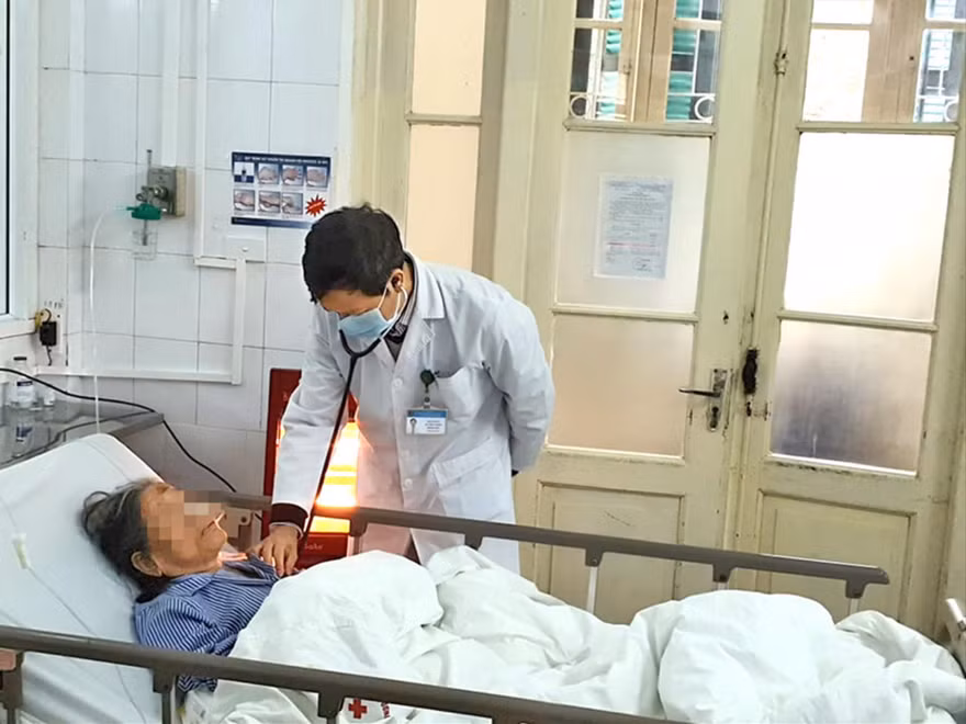 Chăm sóc bệnh nhân cao tuổi tại Bệnh viện Phổi T.Ư