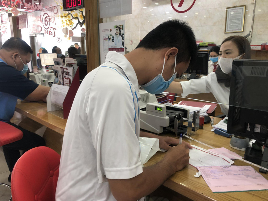 Khách hàng cần giao dịch, thắc mắc nên đến trực tiếp ngân hàng để được tư vấn. Ảnh: U.P