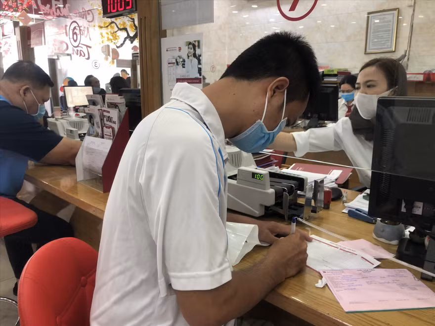 Khách hàng cần giao dịch, thắc mắc nên đến trực tiếp ngân hàng để được tư vấn. Ảnh: U.P