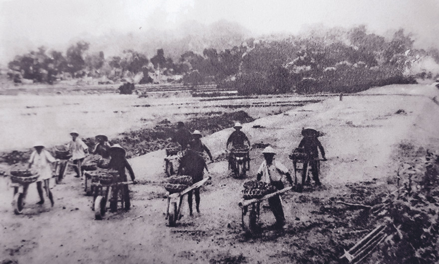 Các TNXP vận chuyển đất đá bằng xe cút kít trên Công trường 12B. Ảnh: T.L