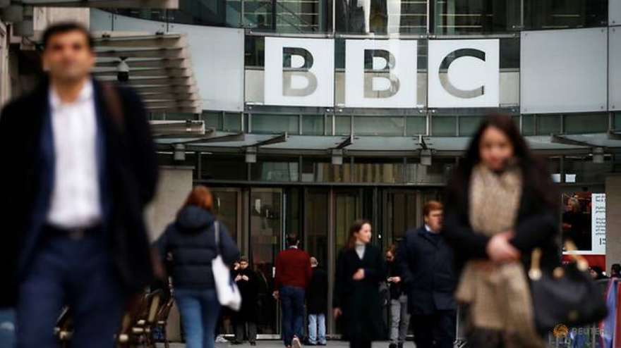 Trước trụ sở đài BBC - Ảnh: Reuters