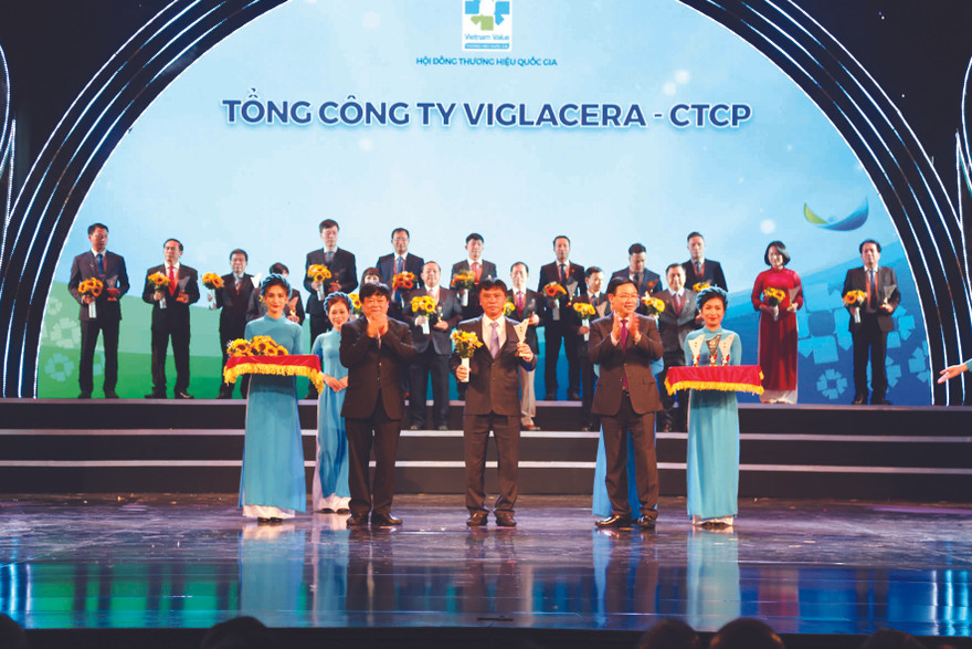 Bí thư Thành ủy Hà Nội Vương Đình Huệ trao Biểu trưng "Thương hiệu Quốc gia năm 2020" cho Phó Tổng giám đốc Nguyễn Anh Tuấn - đại diện Tổng công ty Viglacera - CTCP