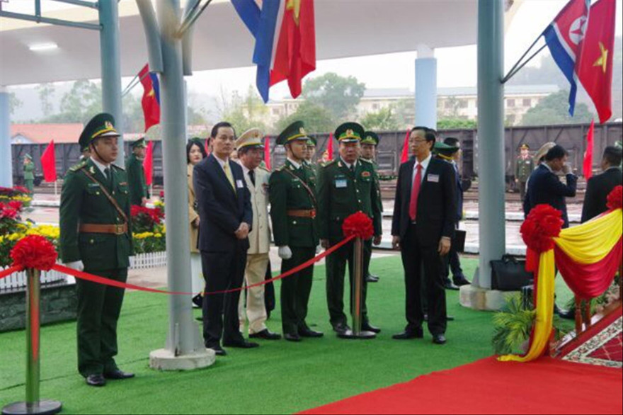 Biên phòng Lạng Sơn chuẩn bị công tác đón Chủ tịch Triều Tiên tại ga Ðồng Ðăng. Ảnh: Duy Chiến
