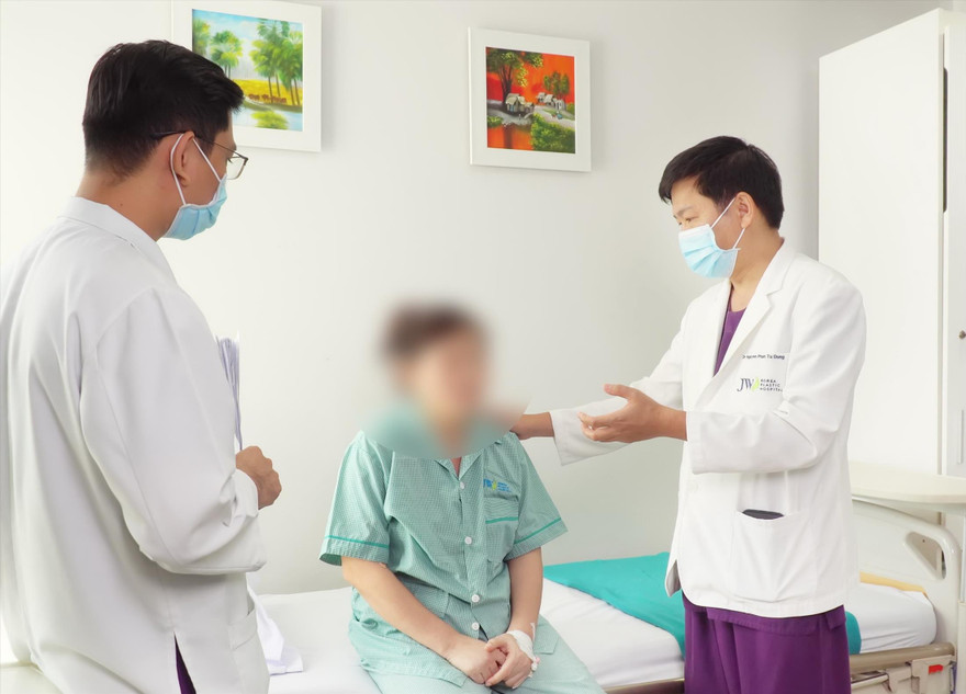 Nữ bệnh nhân bị bỏ quên gạc y tế trong ngực đã được cứu kịp thờ 