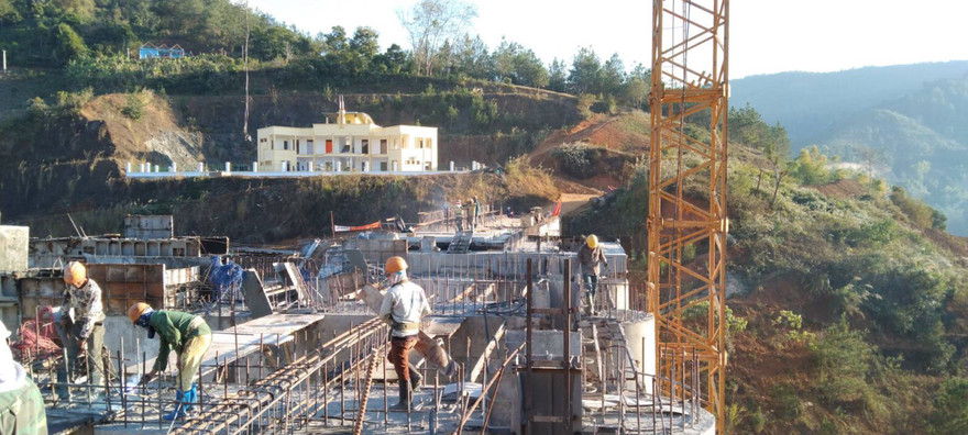 Công trường xây dựng thủy điện Bản Mòng