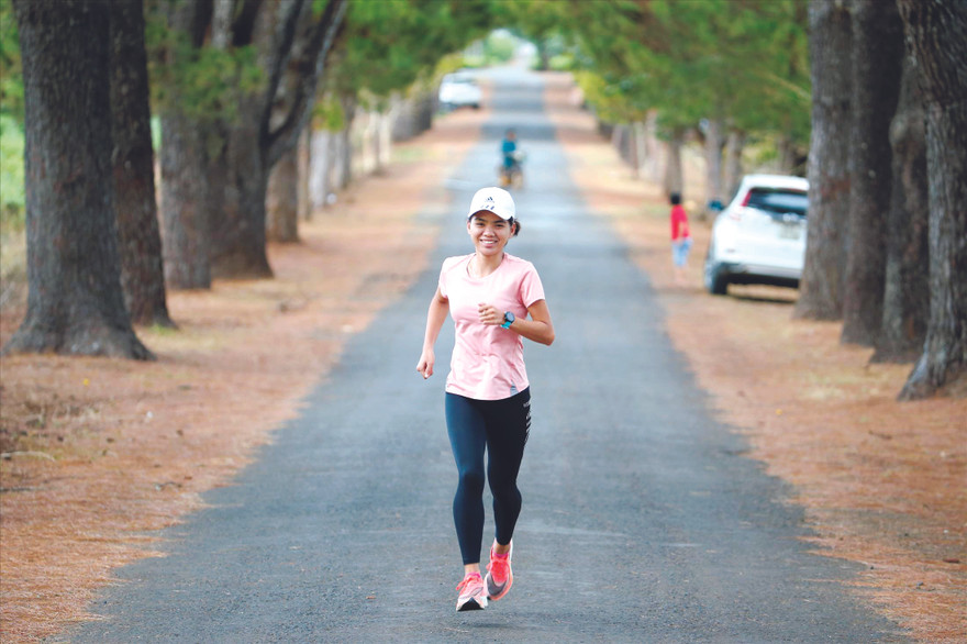 Ngọc Hoa làm quen đường chạy Tiền Phong Marathon 2021. Ảnh: Như Ý 