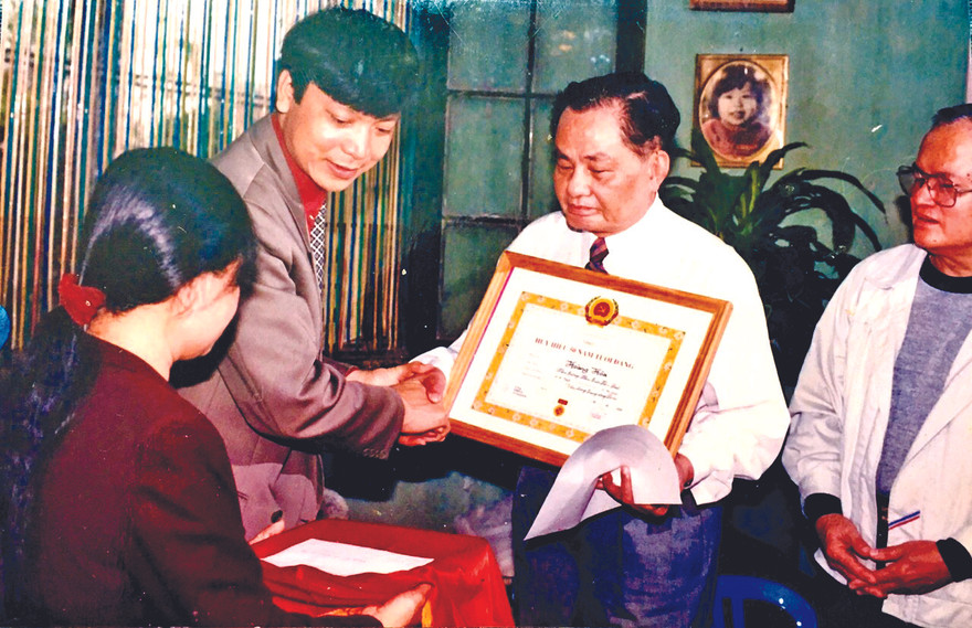 Đồng chí Đoàn Văn Thái trao quyết định và trao tặng Huy hiệu 65 năm tuổi Đảng cho NS Hoàng Hòa