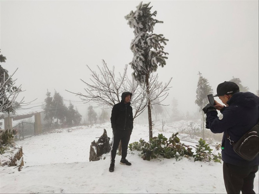 Mưa tuyết xuất hiện tại Y Tý (Lào Cai) hôm qua, khi không khí lạnh kết hợp mưa nhỏ 