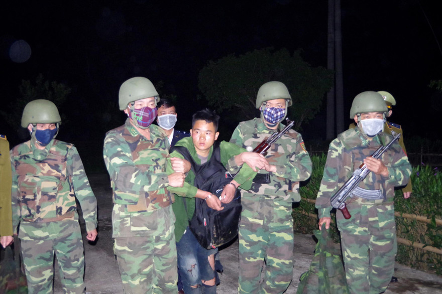 Dẫn giải tên tội phạm ma túy từ bờ ta luy 