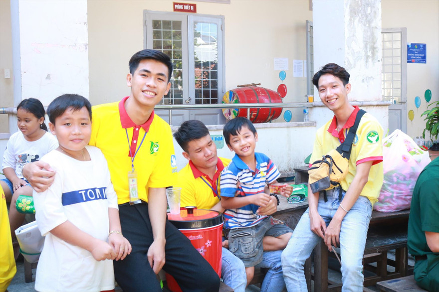 Trần Tuyên (thứ 2, từ trái qua) trong lần tham gia hoạt động tình nguyện ẢNH: NVCC