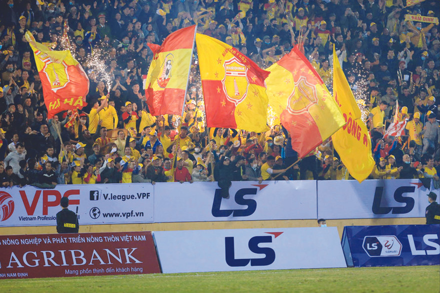 V-League khiến thế giới ngỡ ngàng vì các sân bóng cuồng nhiệt CÐV. Ảnh: Anh Tú 