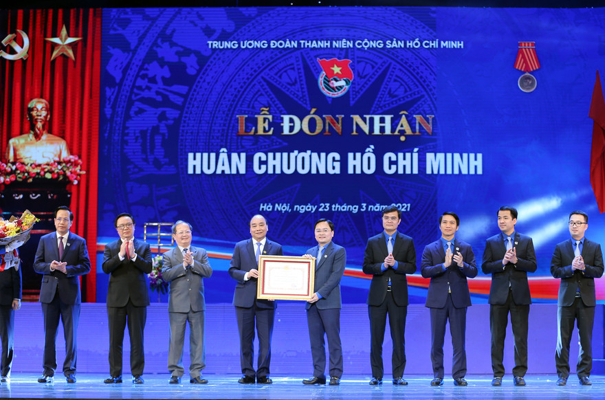 Thủ tướng Nguyễn Xuân Phúc trao tặng Huân chương Hồ Chí Minh cho Ðoàn TNCS Hồ Chí Minh. - Ảnh: Dương Triều