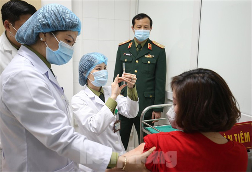 Tiêm thử nghiệm vắc-xin phòng COVID-19. Ảnh: Như Ý 