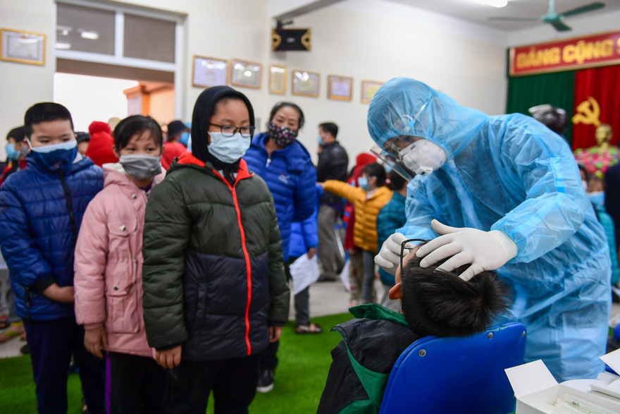 Lấy mẫu xét nghiệm cho học sinh. Ảnh: Quân Nguyễn 