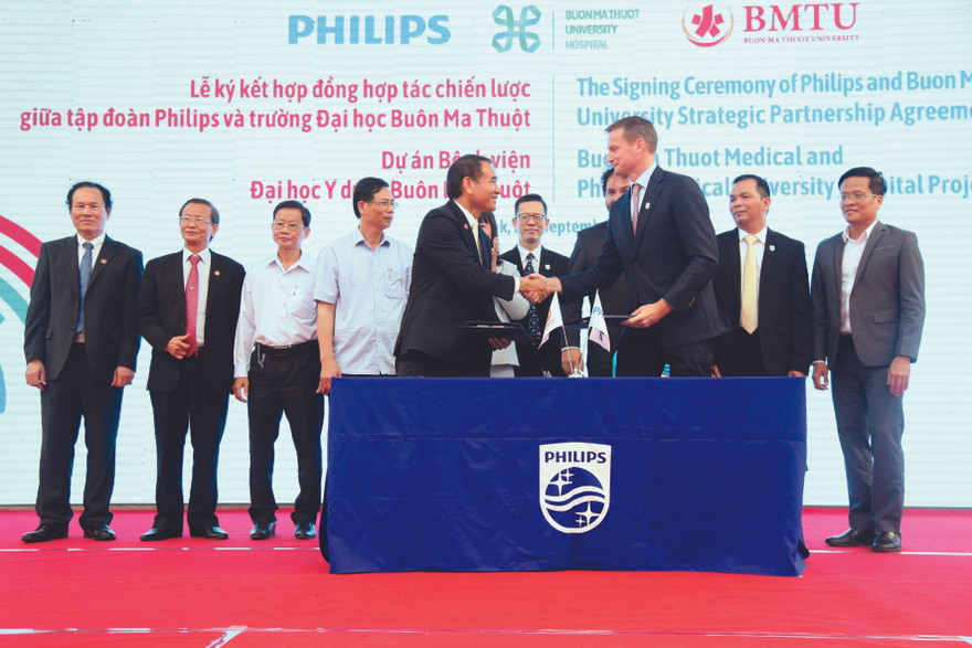 Lễ ký kết hợp đồng hợp tác chiến lược giữa tập đoàn Philips và trường Đại học Buôn Ma Thuột