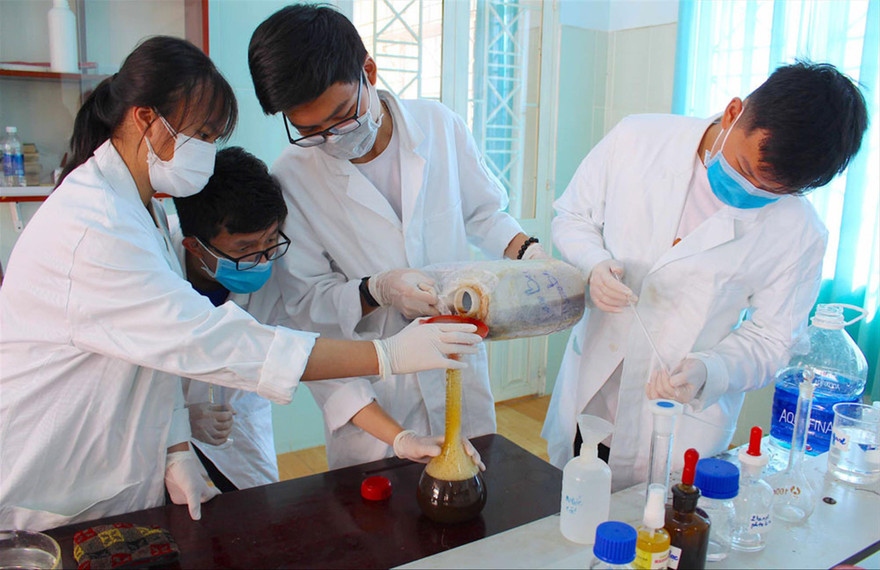 Trưởng nhóm từ thiện Fly to sky Lê Văn Phúc (thứ hai từ phải sang) và các tình nguyện viên pha chế nước rửa tay sát khuẩn phát miễn phí cho người dân Ảnh: NVCC 