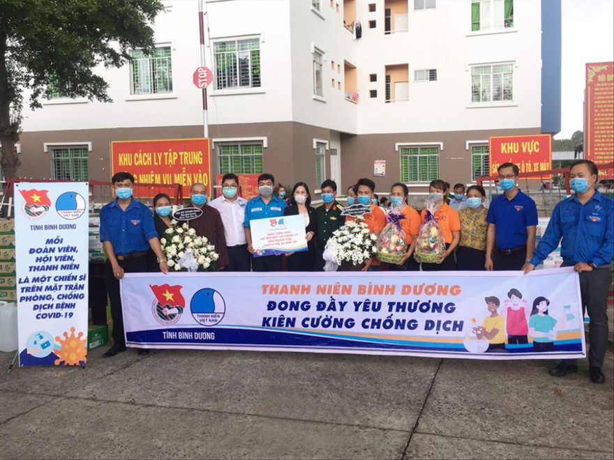  Tuổi trẻ Bình Dương hỗ trợ thanh niên công nhân khó khăn Ảnh: PV
