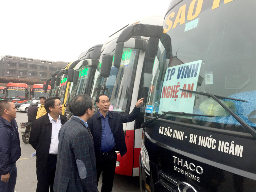 Lãnh đạo Bộ GTVT kiểm tra công tác chuẩn bị công tác phục vụ Tết tại Bến xe Nước Ngầm, nơi có xe tăng giá tới 60%.  