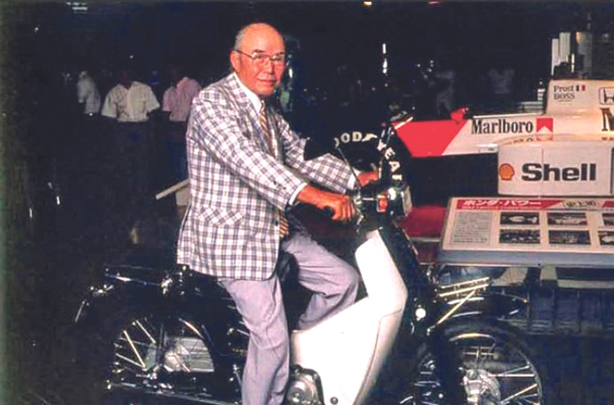 Soichiro Honda với một chiếc xe máy Cub đời 82 của hãng Honda 