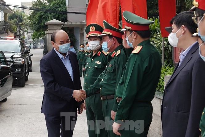 Lãnh đạo Bộ Quốc phòng đón Thủ tướng Nguyễn Xuân Phúc tới làm việc, kiểm tra công tác phòng chống dịch Covid-19, chiều 22/3. Ảnh: Nguyễn Minh 