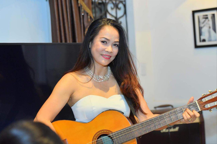 Ca sĩ Hồng Hạnh cho hay đang sửa bản tiếng Nhật của Trên đỉnh phù vân để đem đi thu Ảnh: Tô Thanh Tân 