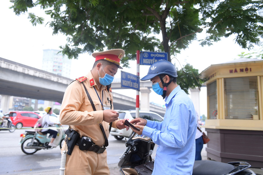 Đội cảnh sát giao thông số 7-phòng CSGT Hà Nội kiểm tra xử lý vi phạm về trật tự an toàn giao thông ảnh: Như Ý